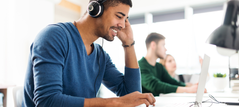 La música mejora la productividad y el estado de ánimo laboral.
